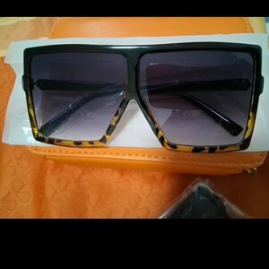 Stylish Oversized Sunglasses with Tortoise Accents